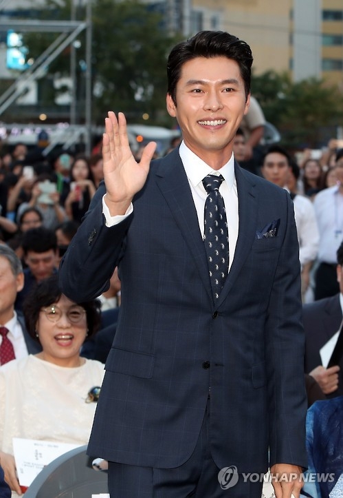 South Korean actor Hyun Bin greets the audience after being appointed as a promotional ambassador for the 2016 Gwangju Biennale at the event's opening ceremony on Sept. 1, 2016. (Yonhap)
