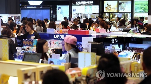 The cosmetics section of Galleria Duty Free 63 in Seoul is crowded with shoppers on April 1, 2016. (Yonhap)