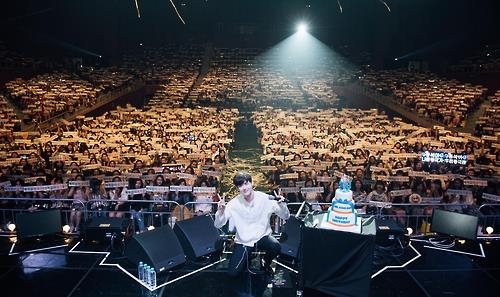 South Korean star actor Lee Jong-suk shows up at the meet-and-greet fan event held in southeastern Seoul on Sept. 10, 2016. This photo was provided by the YG Entertainment. (Yonhap)