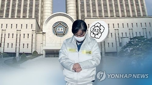 This image, provided by Yonhap News TV, shows Choi Soon-sil, President Park Geun-hye's longtime confidante at the center of a corruption scandal, and the building of a district court in Seoul. (Yonhap)