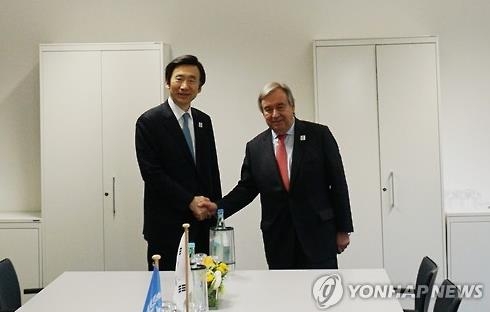 South Korean Foreign Minister Yun Byung-se shakes hands with U.N. Secretary-General Antonio Guterres during a meeting in the German city of Bonn on Feb. 17, 2017. (Yonhap)