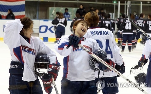 South Korean women's hockey players rejoice after beating Thailand 20-0 at the Asian Winter Games at Tsukisamu Gymnasium in Sapporo, Japan, on Feb. 18, 2017. (Yonhap)