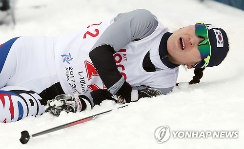 South Korean cross-country skier Lee Chae-won drops to the snow after clinching the silver medal in the women's 10km free race at the Asian Winter Games at Shirahatayama Open Stadium in Sapporo, Japan, on Feb. 21, 2017. (Yonhap)