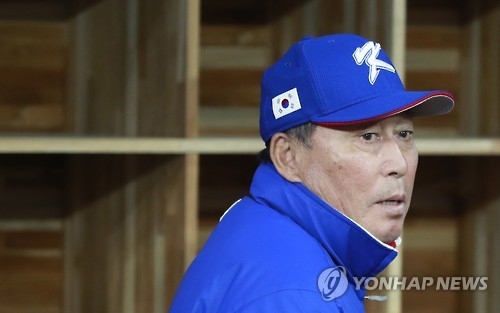South Korean manager Kim In-sik enters the dugout before the World Baseball Classic game against Israel at Gocheok Sky Dome in Seoul on March 6, 2017. (Yonhap)