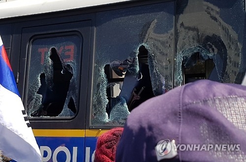 A police bus near the Constitutional Court in central Seoul is damaged on March 10, 2017, as Park Geun-hye supporters clash with police on their way to the court after it ruled to remove Park from her post as the country's president. (Yonhap) 