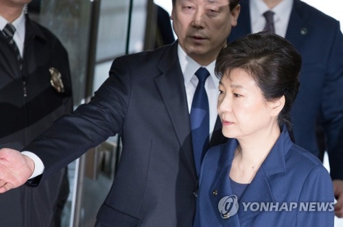 Former President Park Geun-hye (R) enters a Seoul district court on March 30, 2017, to attend a hearing on a warrant for her arrest. (Yonhap)