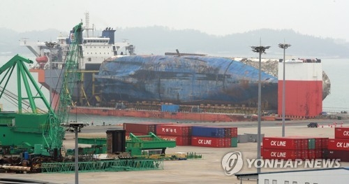 (LEAD) More transporter vehicles to be deployed to move Sewol ferry on land - 1