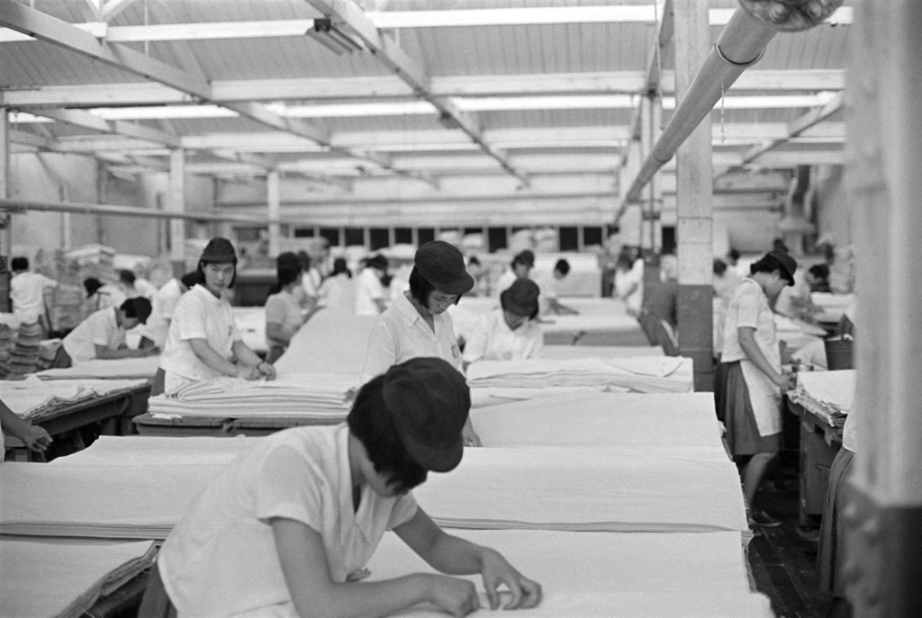 This photo, provided by the National Archives of Korea on April 24, 2017, shows female laborers at a textile factory in South Korea in the late 1960s as taken by Neil Mishalov, who served in U.S. Forces Korea from 1968 to 1969. (Yonhap) 
