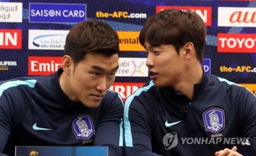 In this file photo taken on March 22, 2017, South Korean defenders Jang Hyun-soo (L) and Hong Jeong-ho attend a press conference at Helong Stadium in Changsha, China, ahead of the 2018 FIFA World Cup qualifying match between South Korea and China. (Yonhap)