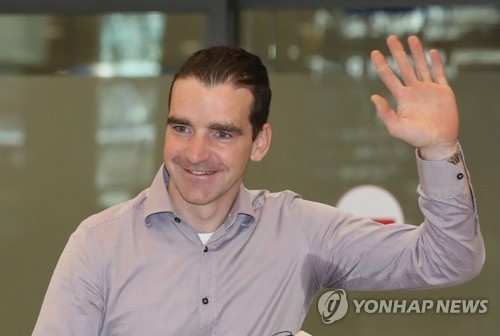 Bob de Jong, former Dutch speed skater named an assistant coach for the South Korean national team, waves to the crowd at Incheon International Airport on May 16, 2017. (Yonhap)