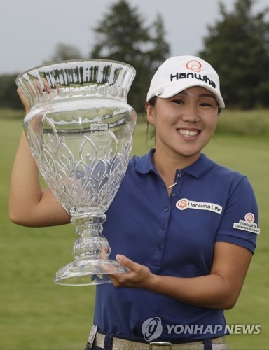 In this Associated Press photo, Kim In-kyung of South Korea poses with the champion's trophy after winning the ShopRite LPGA Classic at Stockton Seaview Hotel and Golf Club's Bay Course in Galloway, New Jersey, on June 4, 2017. (Yonhap)