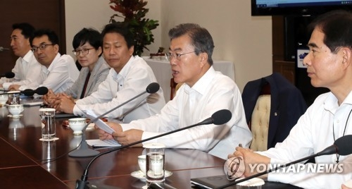 President Moon Jae-in (2nd from R) speaks during a meeting with his senior secretaries at the presidential office Cheong Wa Dae in Seoul on June 15, 2017. (Yonhap)