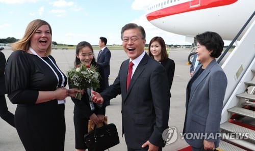 South Korean President Moon Jae-in (third from L) and his wife, Kim Jung-sook (R), are greeted by German officials after their arrival in Hamburg on July 6, 2017, for the upcoming G20 summit in the German port city. (Yonhap)