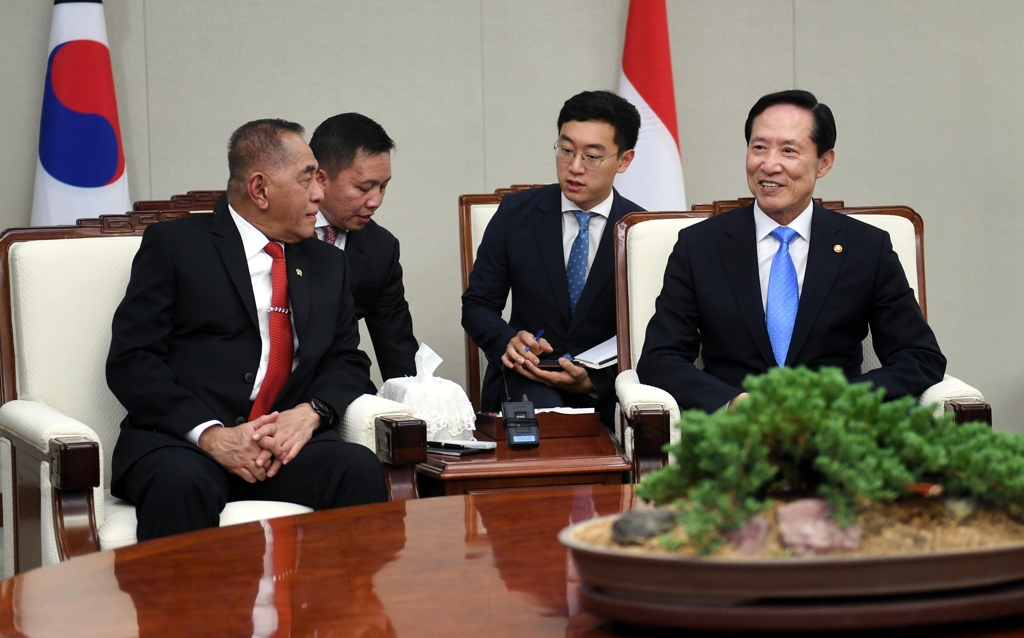 South Korean Defense Minister Song Young-moo (R) talks with his Indonesian counterpart Ryamizard Ryacudu in Seoul on Aug. 1, 2017. (Yonhap)