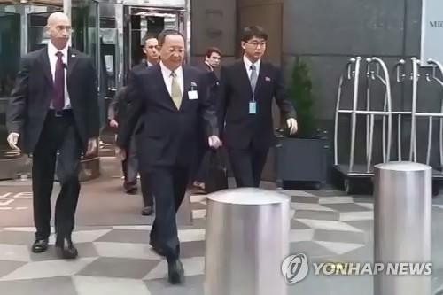 North Korean Foreign Minister Ri Yong-ho (C) leaves his hotel in New York on Sept. 21, 2017. (Yonhap)