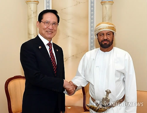 In this photo provided by the South Korean defense ministry on Nov. 5, 2017, South Korean Defense Minister Song Young-moo (L) shakes hands with Oman Defense Minister Sayyid Badr bin Saud bin Harib Al Busaidi during their meeting in Muscat on Nov. 4, 2017. (Yonhap)