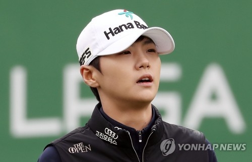 In this file photo taken on Oct. 12, 2017, Park Sung-hyun of South Korea watches her tee shot at the first hole during the first round of the LPGA KEB HanaBank Championship at Sky 72 Golf & Resort's Ocean Course in Incheon. (Yonhap)