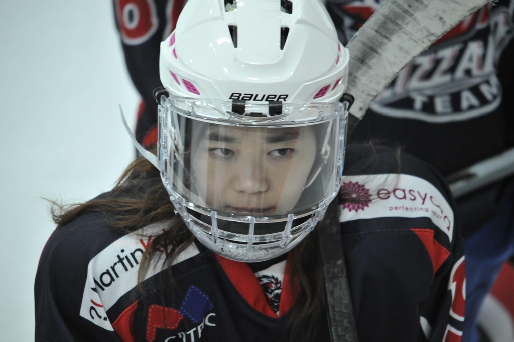 This photo provided by Haewa JHP shows South Korean violinist Park Ji-hae (C) in her hockey gear. (Yonhap)
