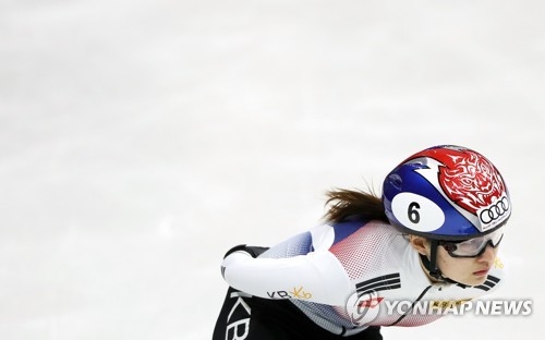 Choi Min-jeong of South Korea competes in the women's 1,000-meter heats at the International Skating Union (ISU) World Cup Short Track Speed Skating at Mokdong Ice Rink in Seoul on Nov. 17, 2017. (Yonhap)