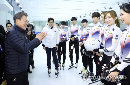 President Moon Jae-in (L) claps his hands while speaking with a group of short track speed skaters during his visit to the national training center in Jincheon, 90 kilometers south of Seoul, on Jan. 17, 2018. (Yonhap)