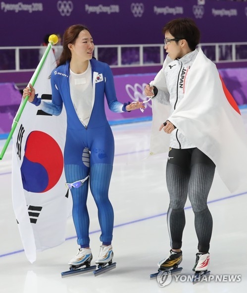 South Korea's Lee Sang-hwa (L) and Japan's Nao Kodaira talk after the women's 500m race of the PyeongChang Winter Olympics at the Gangneung Oval on Feb. 18, 2018. (Yonhap)
