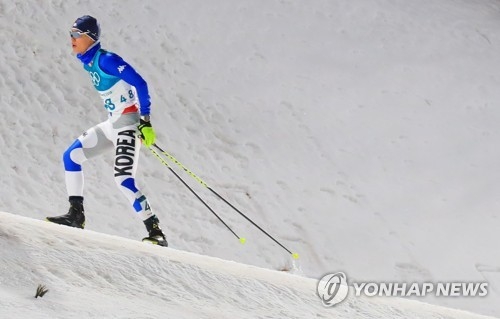 South Korea's Park Je-un competes in the cross-country section of the Nordic combined individual Gundersen large hill/10-kilometer event at the PyeongChang Winter Olympic Games at Alpensia Ski Jumping Centre in PyeongChang, Gangwon Province, on Feb. 20, 2018. (Yonhap)