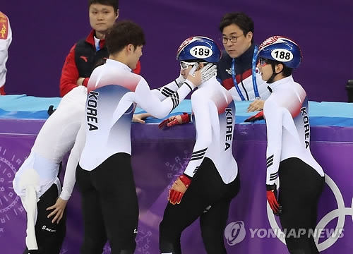 South Korean short track speed skaters console Lim Hyo-jun (2nd from R), who took a fall during the final of the men's 5,000-meter relay as the team finished fourth during the PyeongChang Winter Olympics at Gangneung Ice Arena in Gangneung, Gangwon Province, on Feb. 22, 2018. (Yonhap)
