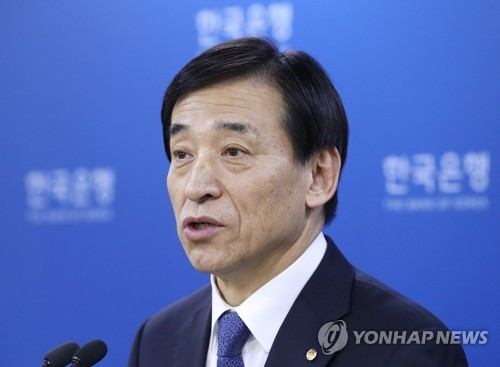 Bank of Korea Gov. Lee Ju-yeol speaks at a press conference following the bank's monetary policy board meeting on Feb. 27, 2018, in which the central bank decided to freeze its key rate for the upcoming month. (Yonhap)