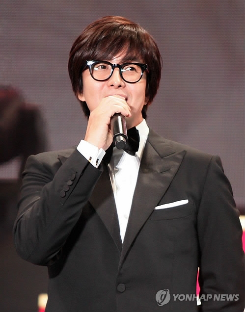 South Korean Actor Bae Yong-joon speaks at an event in Chiba, Japan on Oct. 20, 2013, to mark the 10th anniversary of the arrival of Hallyu, or the Korean Wave, in Japan. (Yonhap)