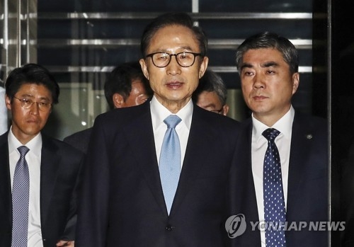 This photo, taken March 15, 2018, shows former President Lee Myung-bak leaving the prosecution office in southern Seoul after being questioned for 21 hours over corruption allegations. (Yonhap)