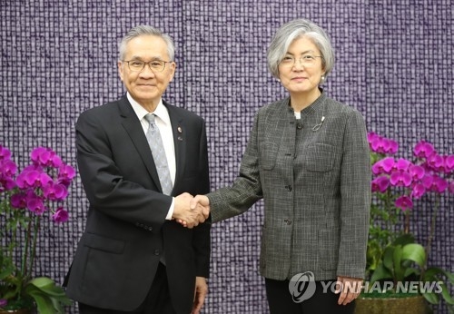 South Korean Foreign Minister Kang Kyung-wha (R) shakes hands with her Thai counterpart Don Pramudwinai at Kang's office in Seoul before their talks on May 17, 2018. (Yonhap)