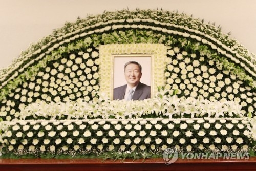 The photo of late LG chairman, Koo Bon-moo, at a funeral hall at Seoul National University Hospital on May 20, 2018. The tycoon died on the same day at the age of 73. (Yonhap)