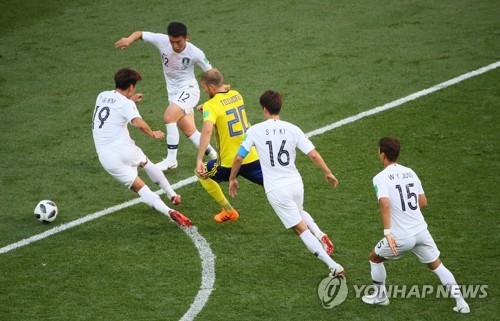 South Korea national football team players try to defend against Sweden's Ola Toivonen (C) during the 2018 FIFA World Cup Group F match between South Korea and Sweden at Nizhny Novgorod Stadium in Nizhny Novgorod, Russia, on June 18, 2018. (Yonhap)