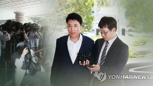 This file photo shows KEB Hana Bank chief Ham Young-joo (L). (Yonhap)