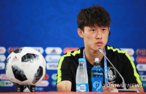 South Korean midfielder Lee Jae-sung speaks during a press conference at Rostov Arena in Rostov-on-Don on June 22, 2018, one day ahead of the 2018 FIFA World Cup match between South Korea and Mexico. (Yonhap)