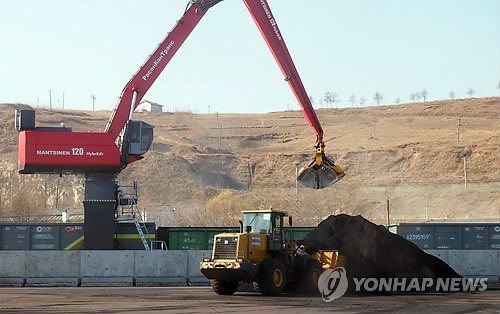 This undated file photo shows North Korean coal being loaded at the port of Rajin. (Yonhap)