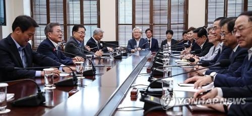 This photo, taken Sept. 6, 2018, shows President Moon Jae-in and presidential and government officials attending a meeting to prepare for an inter-Korean summit that will be held in Pyongyang from Sept. 18-20. (Yonhap)