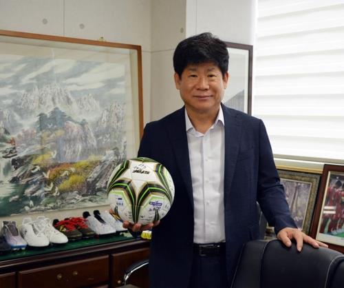 This photo shows Kim Kyung-sung, chief of the South-North Inter-Korean Sports Association, at his office in Goyang, Gyeonggi Province, just north of Seoul, on Sept. 18, 2018. (Yonhap)