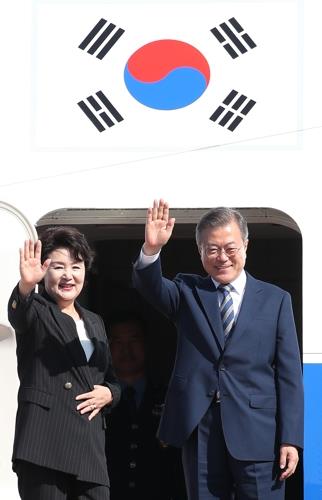President Moon Jae-in and first lady Kim Jung-sook wave to well-wishers before leaving for Washington from Seoul Airport, just south of Seoul, on Sept. 23, 2018. (Yonhap)