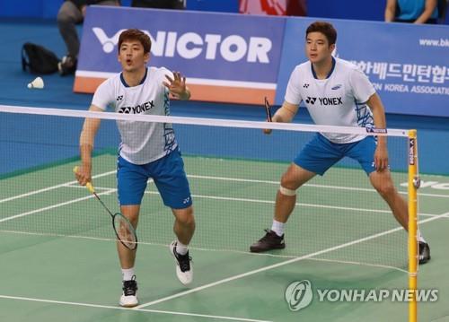 South Korean men's doubles badminton players Lee Yong-dae (L) and Kim Ki-jung compete against Takeshi Kamura and Keigo Sonoda of Japan in the round of 16 at Victor Korea Open at SK Olympic Handball Gymnasium in Seoul on Sept. 27, 2018. (Yonhap)