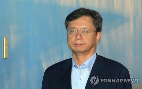 Woo Byung-woo, former presidential civil affairs secretary to President Park Geun-hye, arrives at the Seoul Central District Court to attend his trial on corruption and abuse of power on Aug. 27, 2018. (Yonhap) 