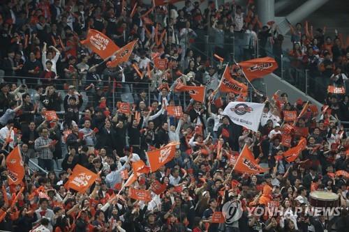 Visiting fans of the Hanwha Eagles cheer on their team in action against the Nexen Heroes in Game 3 of the Korea Baseball Organization's first-round postseason series at Gocheok Sky Dome in Seoul on Oct. 22, 2018. (Yonhap)