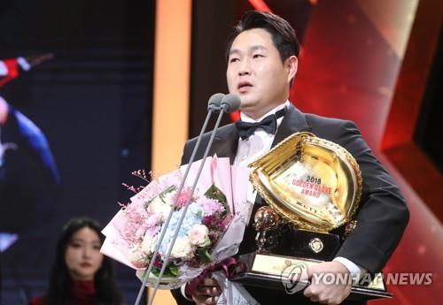 Free agent catcher Yang Eui-ji speaks on stage after winning his fourth career Golden Glove in the Korea Baseball Organization during an awards ceremony in Seoul on Dec. 10, 2018. (Yonhap)