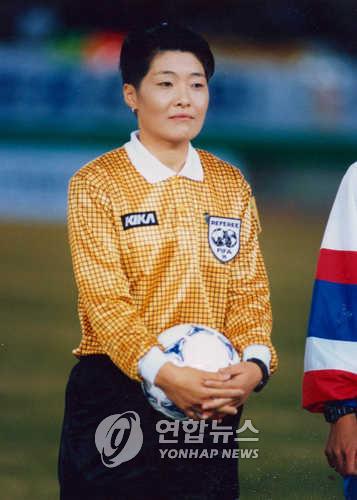 This file photo from Nov. 11, 1998, shows then football referee Im Eun-ju before an exhibition match between the South Korea men's national team and the Caribbean All-Star team at Dongdaemun Stadium in Seoul. (Yonhap)