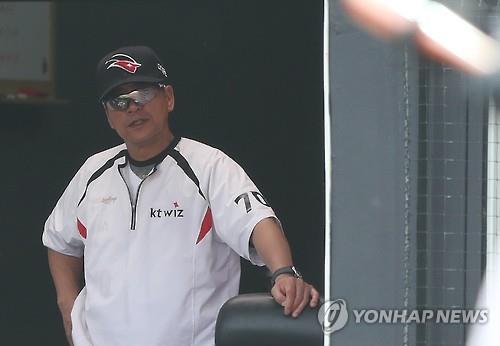 In this file photo from July 13, 2016, Cho Bum-hyun, then manager of the KT Wiz, watches his team in action against the Nexen Heroes in a Korea Baseball Organization regular season game at KT Wiz Park in Suwon, 45 kilometers south of Seoul. (Yonhap)