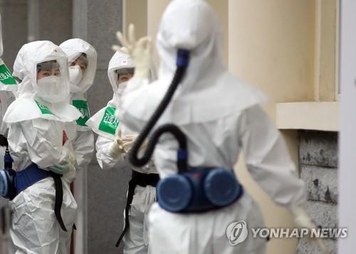 In this file photo taken April 17, 2020, a medical worker gestures toward her colleagues as she enters a special ward for coronavirus patients at Keimyung University Daegu Dongsan Hospital in the southeastern city of Daegu. (Yonhap)