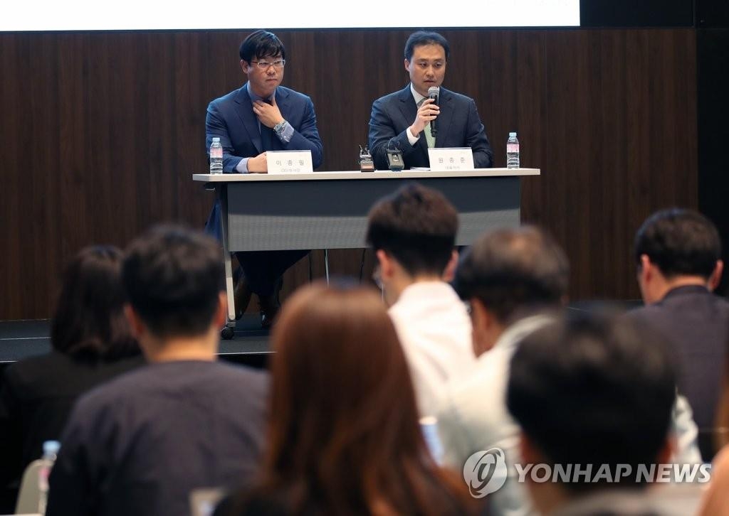 The undated file photo shows Lee Jong-pil (L), a former executive at Lime Asset Management Co., and Won Jong-jun (R), the company's CEO. (Yonhap)