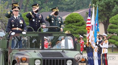 South Korean Joint Chiefs of Staff Chairman Gen. Park Han-ki (L) and U.S. Forces Korea Commander Gen. Robert Abrams (2nd from L) inspect an honor guard during a ceremony held in Seoul on Sept. 17, 2020. (Yonhap)