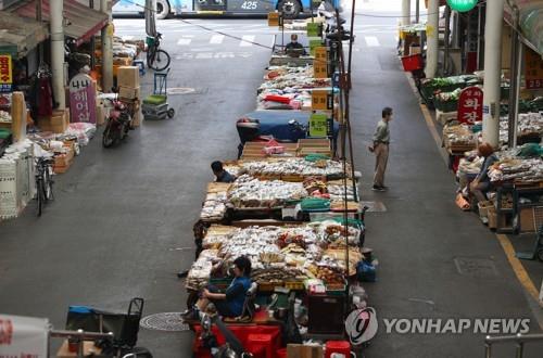 Seomun Market, the largest traditional market in Daegu, southeastern South Korea, remains empty of shoppers on the afternoon of Sept. 22, 2020, despite the approach of the Chuseok holiday. (Yonhap)