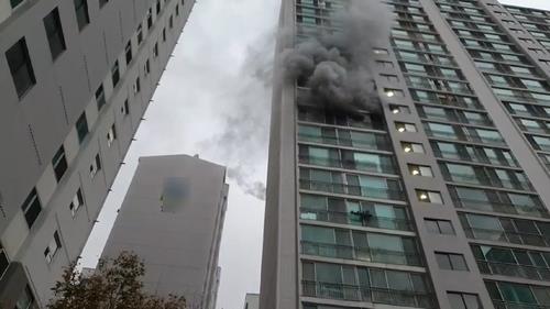 Black smoke billows from the 12th floor of an apartment building in the southeastern port city of Busan on Nov. 24, 2020, after the building was hit by a fire, in this photo provided by the Busan Metropolitan Fire and Disaster Headquarters. (PHOTO NOT FOR SALE) (Yonhap)
